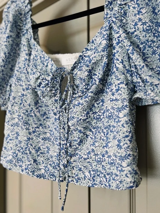 ASTR The Label Blue Floral Puff Sleeve Crop Top Cottagecore Tie Front Medium - Picture 3 of 7